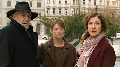 "Der Z&uuml;rich-Krimi: Borchert und das Geheimnis des Mandanten": Borchert (Christian Kohlund, l.) und Dominique (Ina Paule Klink, M.) unterst&uuml;tzen die Frau (Clelia Sarto) eines Mandanten.