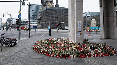 Blumen und Kerzen in unmittelbarer Nähe des Breitscheidplatzes. Hier hatte der Tunesier Amri einen gestohlenen Lkw auf den Weihnachtsmarkt gestuert und dabei zwölf Menschen getötet.