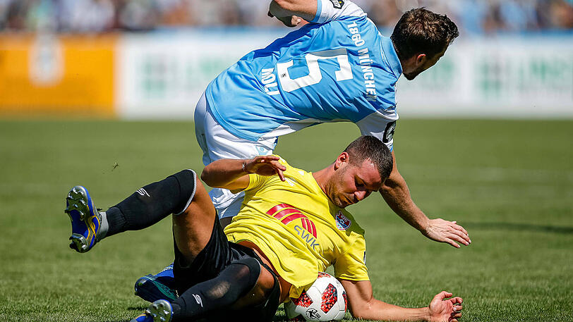 Muss den KFC Uerdingen verlassen: Lucas Musculus (unten), hier im Duell mit Löwen-Mittelfeldspieler Quirin Moll.