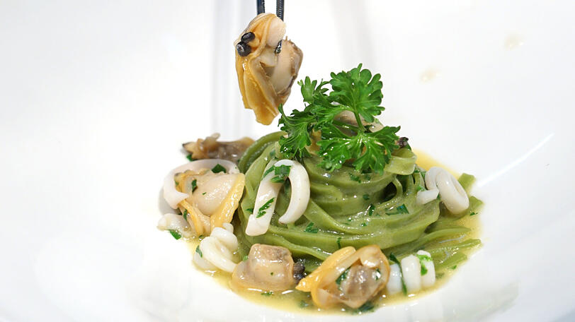 3. Gang: Löwenzahn-Taglionini mit Calamari.