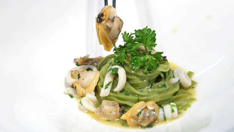 3. Gang: Löwenzahn-Taglionini mit Calamari. 3. Gang: Löwenzahn-Taglionini mit Calamari.
