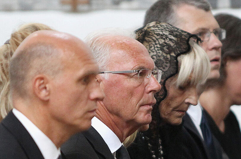 Abschiednehmen von Stephan Beckenbauer: Der Sohn von Fußballlegende Franz Beckenbauer wurde am Freitag beerdigt. Die Bilder der Trauerfeier zum Durchklicken.