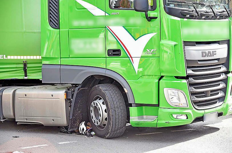 Schwerer Radler-Unfall in der Einsteinstraße. Die Bilder.