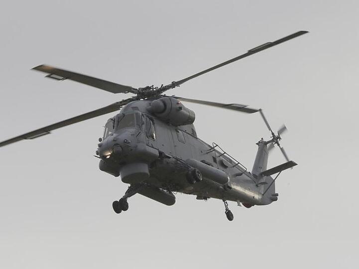Ein Marinehubschrauber kehrt im Rahmen der Bergungsaktion der Opfer zum Whakatane Airport zurück.