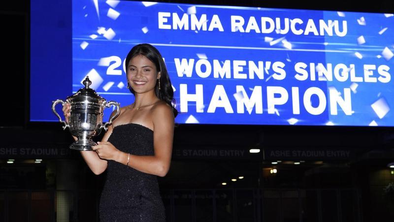 Nach ihrem Sieg schlüpfte Emma Raducanu schnell in ein schwarzes Kleid.