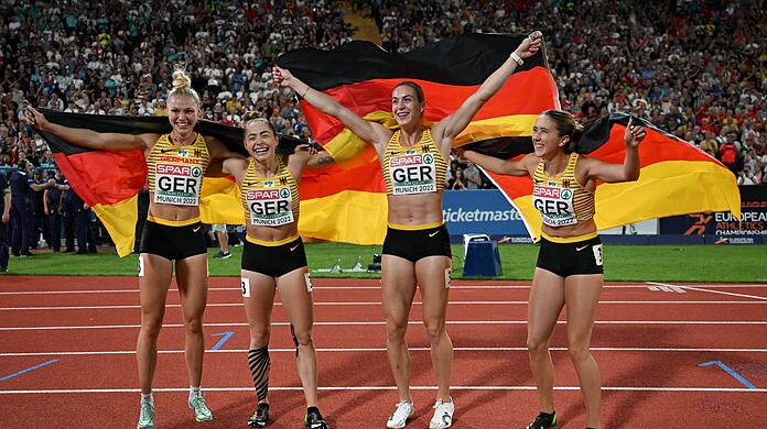 Lisa Mayer (l-r), Gina Lückenkemper, Alexandra Burghardt und Rebekka Haase aus Deutschland jubeln über den Sieg.