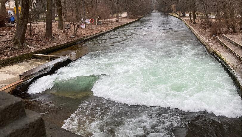 Der Eisbach am vergangenen Sonntag (25.1.): Seit &uuml;ber drei Monaten flie&szlig;t nur unsurfbares Wei&szlig;wasser unter der Br&uuml;cke am Haus der Kunst. Die ber&uuml;hmte Flusssurfer-Welle ist seit der Bachauskehr kaputt. Wann beginnt hier endlich der Test, der eine stehende Surferwelle wiederherstellen soll? Das ist noch immer unklar.