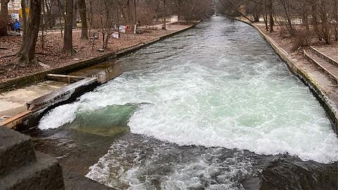 Der Eisbach am vergangenen Sonntag (25.1.): Seit &uuml;ber drei Monaten flie&szlig;t nur unsurfbares Wei&szlig;wasser unter der Br&uuml;cke am Haus der Kunst. Die ber&uuml;hmte Flusssurfer-Welle ist seit der Bachauskehr kaputt. Wann beginnt hier endlich der Test, der eine stehende Surferwelle wiederherstellen soll? Das ist noch immer unklar.