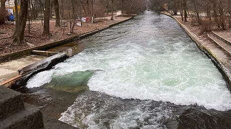 Der Eisbach am vergangenen Sonntag (25.1.): Seit &uuml;ber drei Monaten flie&szlig;t nur unsurfbares Wei&szlig;wasser unter der Br&uuml;cke am Haus der Kunst. Die ber&uuml;hmte Flusssurfer-Welle ist seit der Bachauskehr kaputt. Wann beginnt hier endlich der Test, der eine stehende Surferwelle wiederherstellen soll? Das ist noch immer unklar.