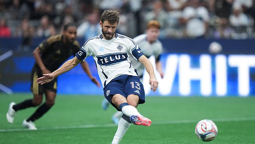 Thomas M&uuml;ller trifft f&uuml;r Vancouver vom Punkt.
