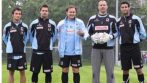 Aufbruchsstimmung: Trainer Lienen und die neuen Löwen. Aufbruchsstimmung: Trainer Lienen und die neuen Löwen.