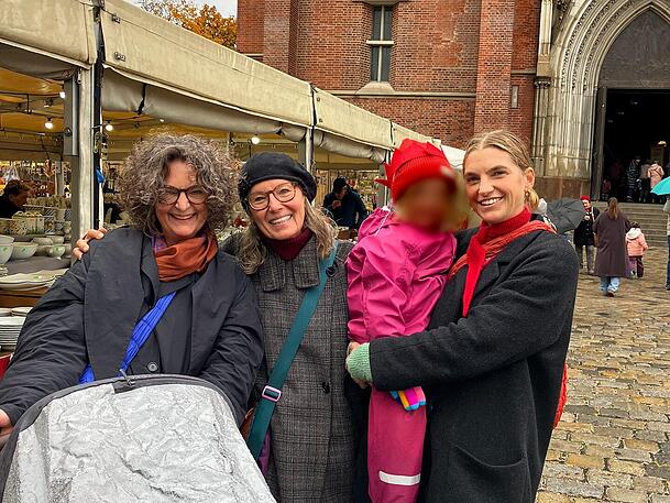 Johanna Gordon (v.l.) mit Mutter Gertrud und Tochter Janina Wollinger mit Noemi auf dem Arm und dem kleinen Enzo im Kinderwagen. Johanna Gordon (v.l.) mit Mutter Gertrud und Tochter Janina Wollinger mit Noemi auf dem Arm und dem kleinen Enzo im Kinderwagen.