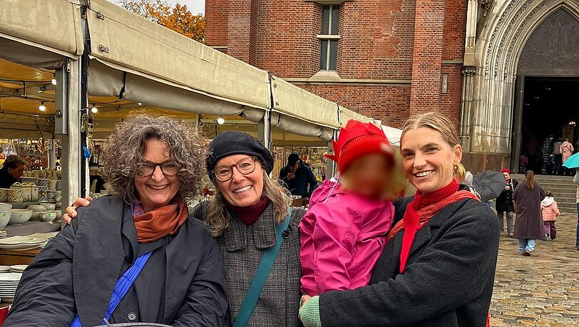 Johanna Gordon (v.l.) mit Mutter Gertrud und Tochter Janina Wollinger mit Noemi auf dem Arm und dem kleinen Enzo im Kinderwagen. Johanna Gordon (v.l.) mit Mutter Gertrud und Tochter Janina Wollinger mit Noemi auf dem Arm und dem kleinen Enzo im Kinderwagen.