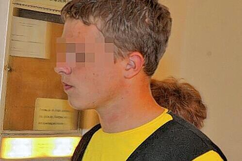 Zeigt keine erkennbare Reue: Denis (17), der drei Freunde in den Tod fuhr.