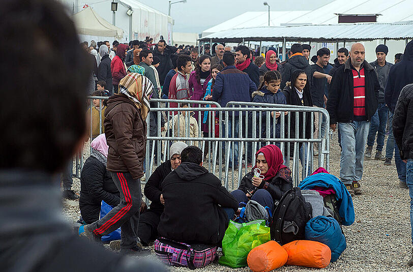 Flüchtlinge warten in einem Lager in Nordgriechenland.