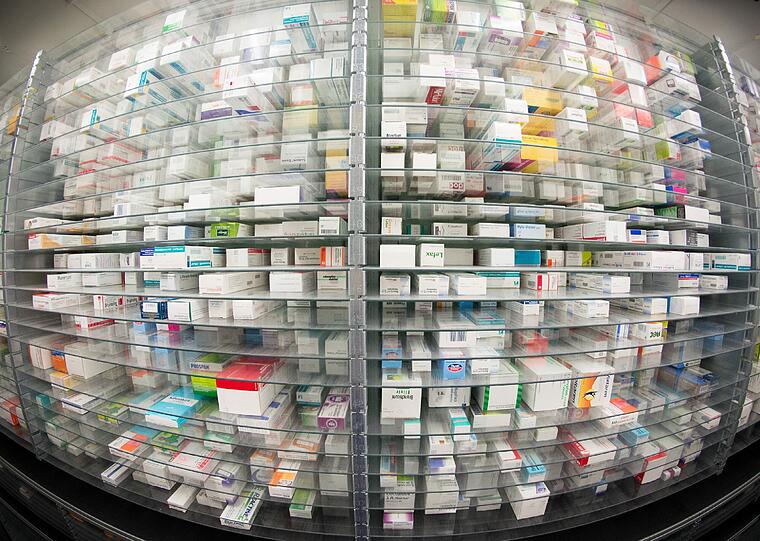 Medikamente liegen in den Regalen eines Kommissionierautomaten, aufgenommen am 29.04.2015 in einer Apotheke in Hamburg.