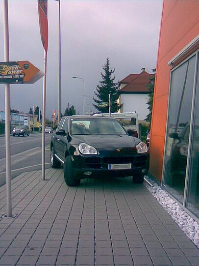 Ein Österreicher fotografiert seit Jahren fatale Einpark-Katastrophen. Ziel der Aktion: Mehr Rücksicht im Straßenverkehr! Klicken Sie sich hier durch die besten Parksünder-Schnappschüsse aus Johann Schwarzingers Sammlung...