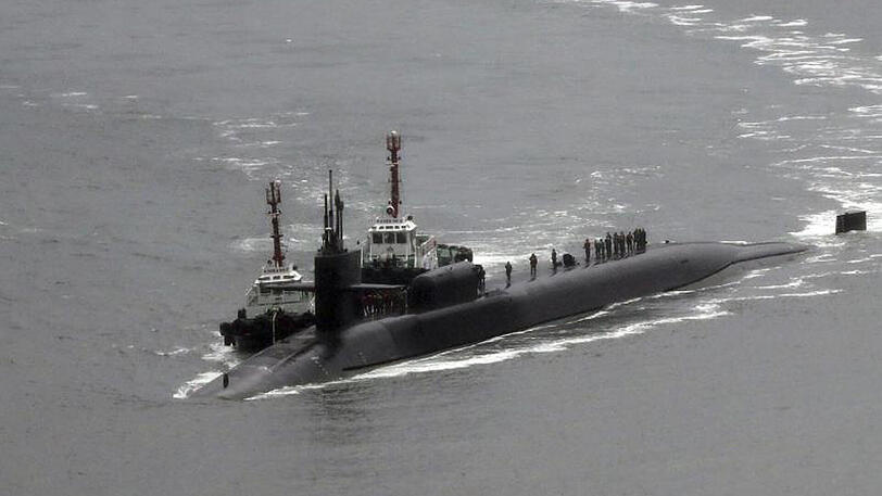 Das US-Atom-U-Boot USS Michigan verlässt am Dienstag den Hafen von Busan, um an Militärübungen mit dem Flugzeugträger USS Carl Vinson teilzunehmen.