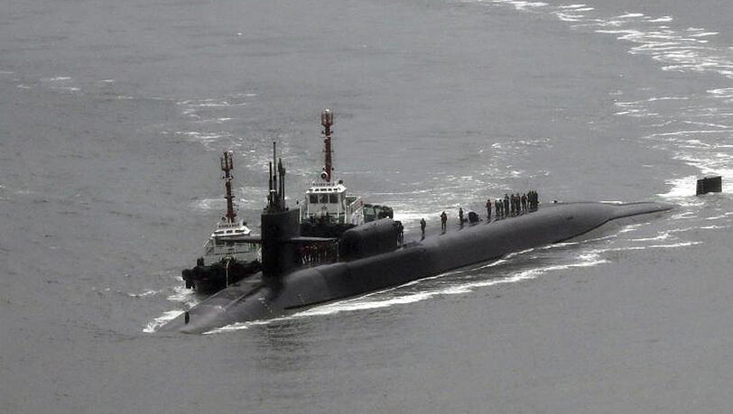Das US-Atom-U-Boot USS Michigan verlässt am Dienstag den Hafen von Busan, um an Militärübungen mit dem Flugzeugträger USS Carl Vinson teilzunehmen. Das US-Atom-U-Boot USS Michigan verlässt am Dienstag den Hafen von Busan, um an Militärübungen mit dem Flugzeugträger USS Carl Vinson teilzunehmen.