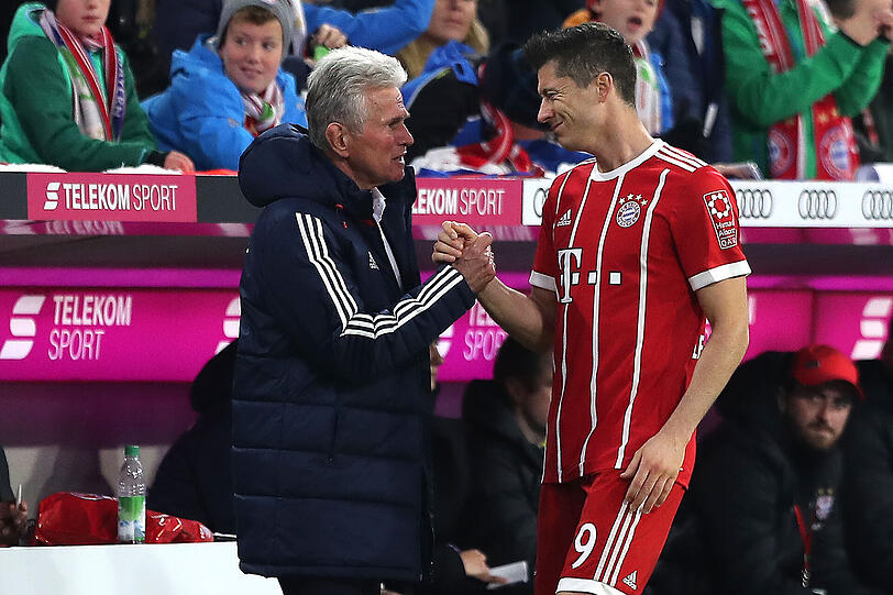 Shakehands zweier großer Torjäger: Bayern-Trainer Jupp Heynckes (links) und Bayern-Profi Robert Lewandowski.
