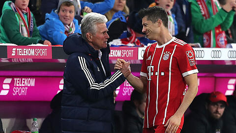 Shakehands zweier großer Torjäger: Bayern-Trainer Jupp Heynckes (links) und Bayern-Profi Robert Lewandowski.