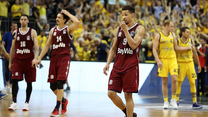 Müssen nach dem 68:72 in Berlin ins entscheidende fünfte Spiel um die Meisterschaft: Bayerns (v.l.) Jovic, Djedovic und Cunningham