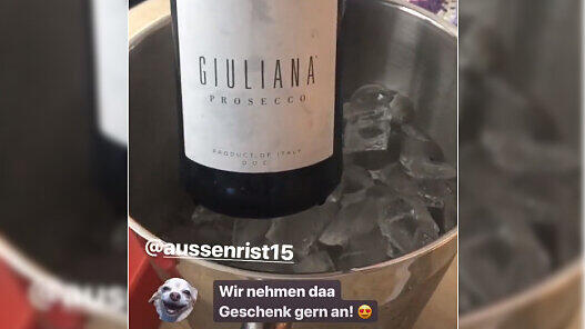 Prost! Cathy stößt auf den Wechsel ihres Gatten zum BVB an.