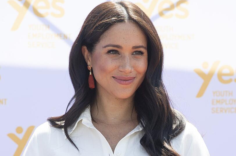 ... auch seine Ehefrau Herzogin Meghan kam in der Doku zu Wort. Im Gespräch mit dem Journalisten ließ sie ihren Gefühlen freien Lauf und sprach unter Tränen darüber, wie schlecht es ihr in den vergangenen Monaten gegangen sei. Die Briten sind noch heute über die emotionalen Einblicke ins Privatleben der Royals empört - denn in Großbritannien ist die Devise eher eine "stiff upper lip" zu bewahren.
