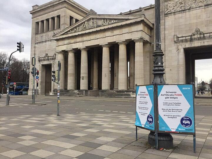 Ad-Busting von Extinction Rebellion in der Münchner Innenstadt