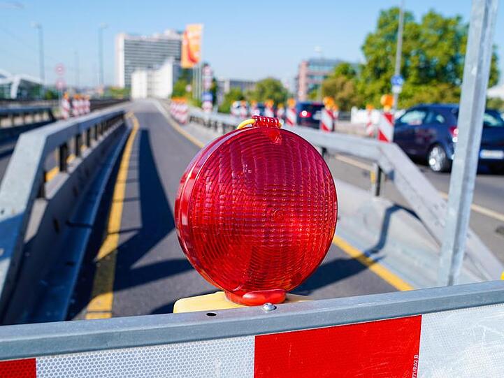 Eine Straßensperre steht auf der Hochstraße Süd, daneben fahren umgeleitete Fahrzeuge in Richtung Innenstadt. Foto: Uwe Anspach/dpa/Archivbild