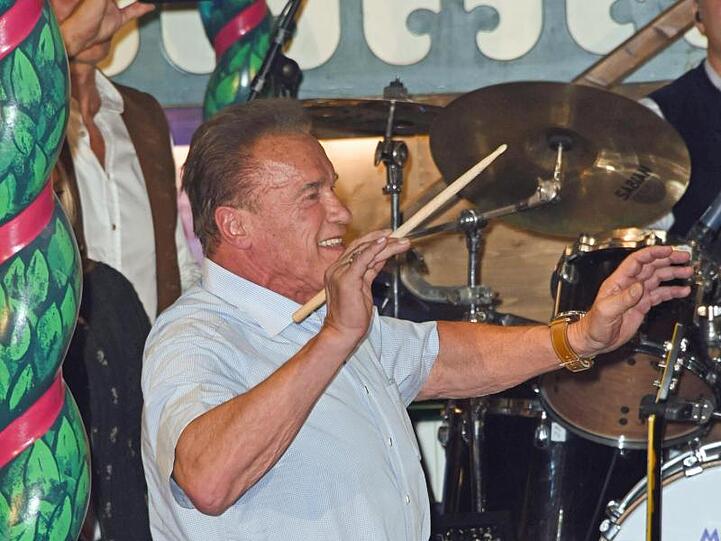 Arnold Schwarzenegger dirigierte im Marstall Festzelt auf dem Oktoberfest die Band "Münchner Zwietracht".