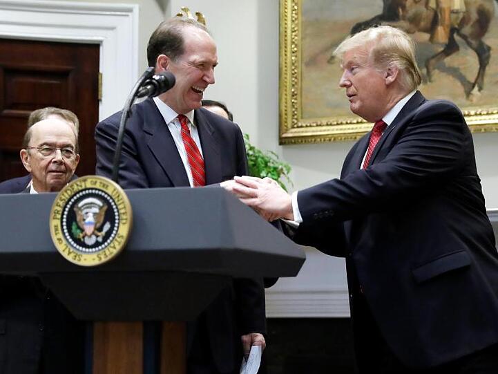 US-Präsident Donald Trump (r) reicht Ökonom David Malpass die Hände, nachdem er ihn als neuen Präsidenten der Weltbank vorgeschlagen hat.