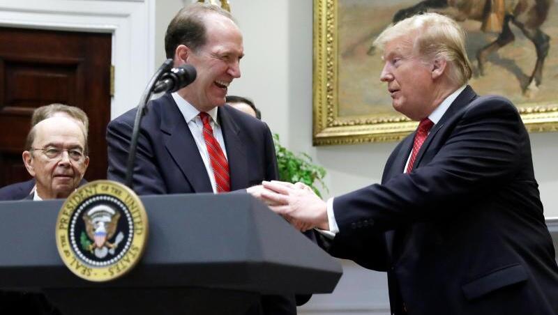 US-Präsident Donald Trump (r) reicht Ökonom David Malpass die Hände, nachdem er ihn als neuen Präsidenten der Weltbank vorgeschlagen hat. US-Präsident Donald Trump (r) reicht Ökonom David Malpass die Hände, nachdem er ihn als neuen Präsidenten der Weltbank vorgeschlagen hat.