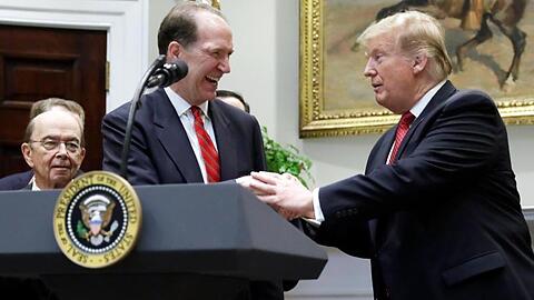US-Präsident Donald Trump (r) reicht Ökonom David Malpass die Hände, nachdem er ihn als neuen Präsidenten der Weltbank vorgeschlagen hat.