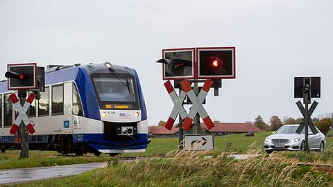 Die Bahnstrecke bis an den Tegernsee soll endlich elektrifiziert werden, ein neues Konzept soll auch mehr Passagiere bedienen können.