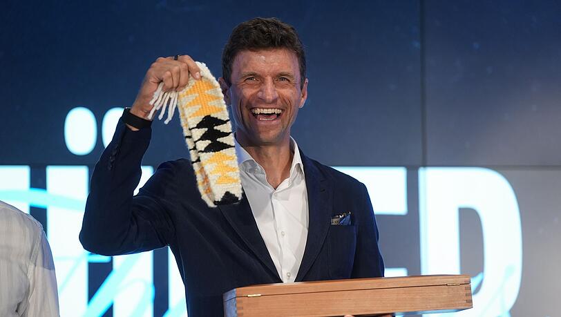 Müller bekam als Gastgeschenke eine Adler-Feder und ein handgefertiges Stirnband.