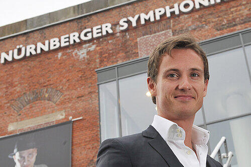 Tritt nun offiziell seinen Dienst als Chefdirigent der Symphoniker an: Alexander Shelley. Der Brite bringt Pianist Lars Vogt als Solist mit.