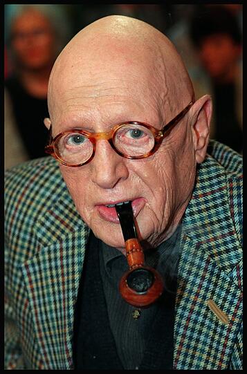 Wolfgang Menge (10.04.1924 - 17.10.2012): Sein Alfred Tetzlaff in der Serie &bdquo;Ein Herz und eine Seele&ldquo; war Zerrbild des deutschen Spießers und Sozi-Hassers. Damit begeisterte der Filmautor das Fernsehpublikum ebenso wie mit dem visionären Spektakel &bdquo;Das Millionenspiel&ldquo;.