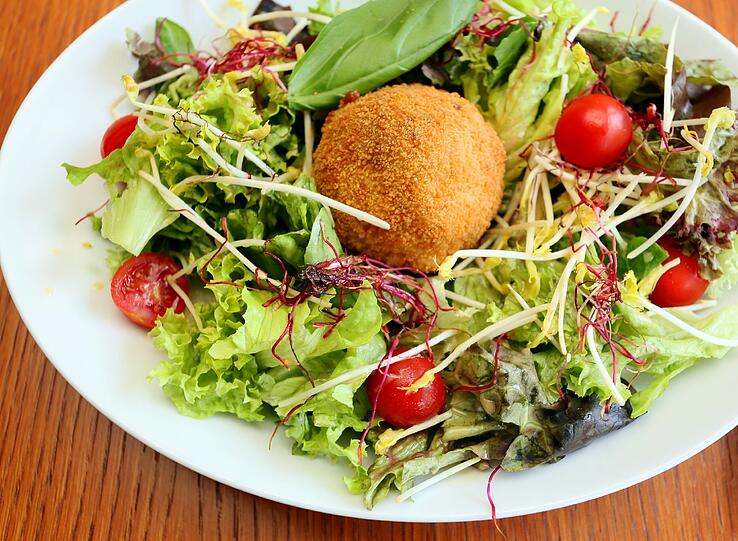 Mittags wie abends gibt es neben Fleisch- und Pastagerichten immer Salate auf der Karte. Abends sind die Burger der Renner.