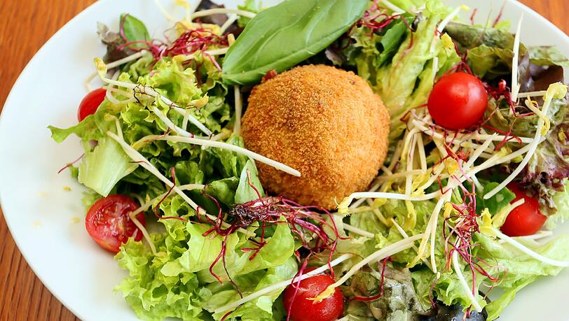 Mittags wie abends gibt es neben Fleisch- und Pastagerichten immer Salate auf der Karte. Abends sind die Burger der Renner. Mittags wie abends gibt es neben Fleisch- und Pastagerichten immer Salate auf der Karte. Abends sind die Burger der Renner.