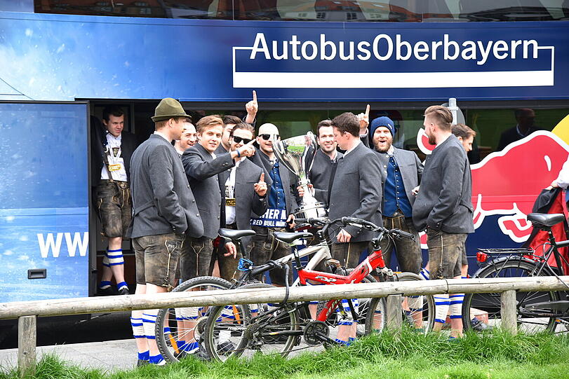 Der Bus des EHC übersah am Marienhof ein schlecht geparktes Taxi.
