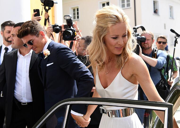 Mario Gomez und Carina Wanzung haben Freitag im Standesamt in der Mandlstraße geheiratet