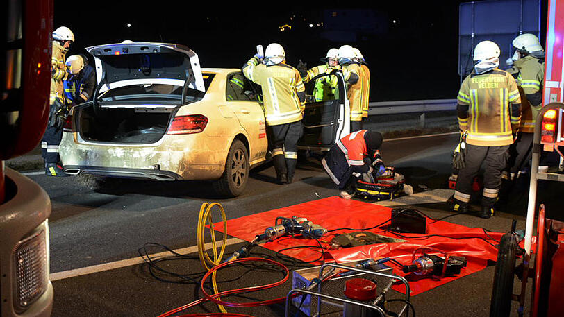 Auf der B388 im Landkreis Landshut kommt es zu einem schweren Unfall nach einem Reifenplatzer. Drei Personen werden verletzt.