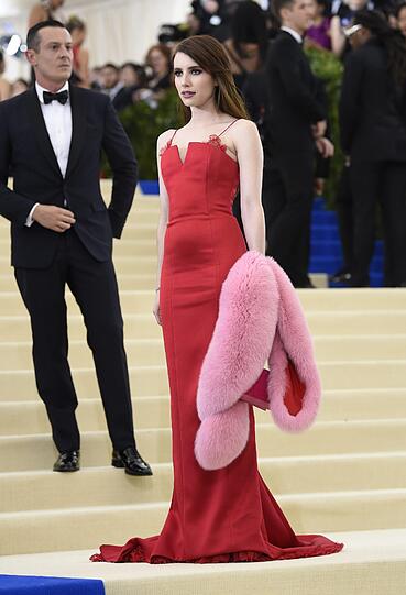 Top: Emma Roberts trägt warme Rottöne