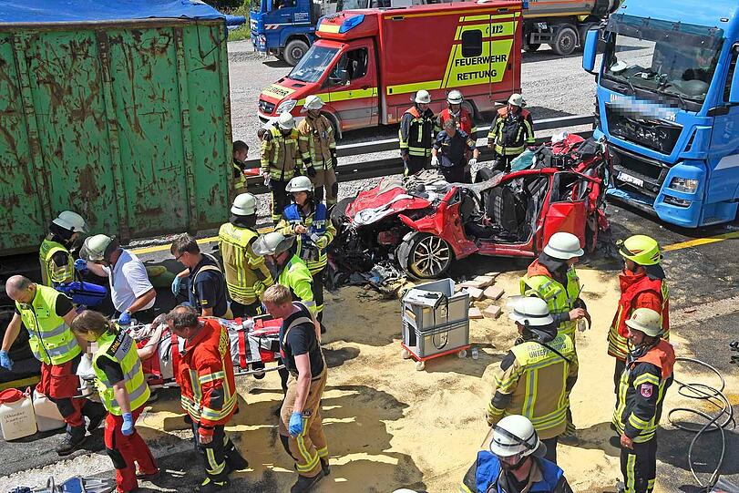 Vier Schwerverletzte sind die Bilanz eines Horror-Unfalls auf der A99.