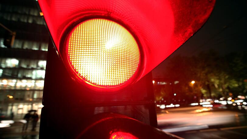 Ein 25-Jähriger beschädigt mit einem Küchenmesser mehrere Autos an einer roten Ampel.