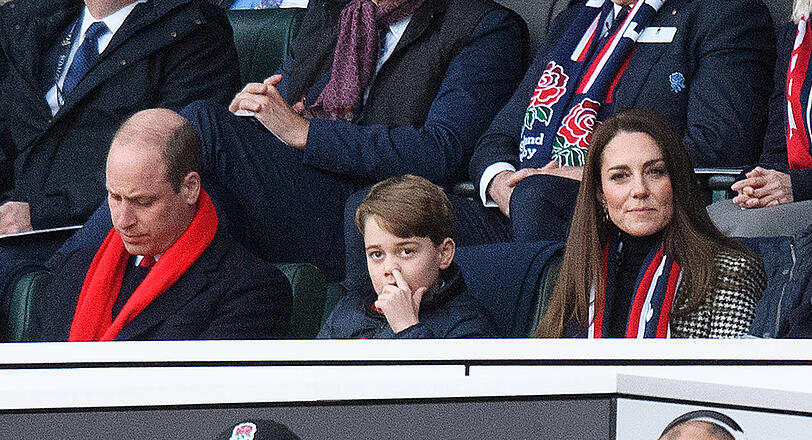 Entzückt trotz Nasebohren: Prinz George neben seinen Eltern William und Kate