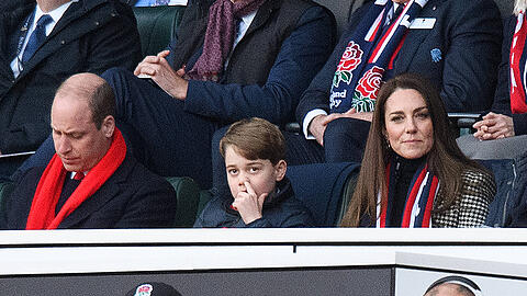Entzückt trotz Nasebohren: Prinz George neben seinen Eltern William und Kate