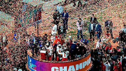 Kansas City Chiefs Running Back Jerick McKinnon (1) hält die Vince Lombardi Trophy in die Höhe.