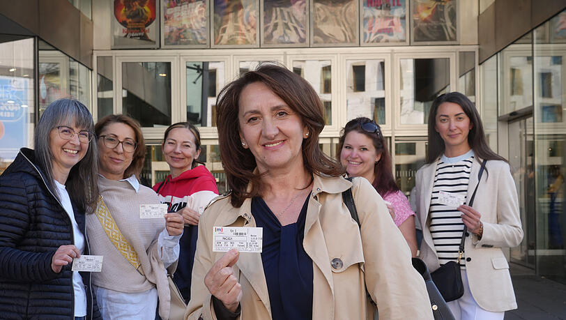 (v.l.) Ivana Kramer-Radojevic, Smetana Maric, Susa Glavas Ruzica (Mitte), Tina Weiß und Slobodanka Todorovic sind Pflegerinnen. Gemeinsam sehen sie den Kinofilm „Heldin“ im Mathäser Kino anlässlich des Tags der Pflege.